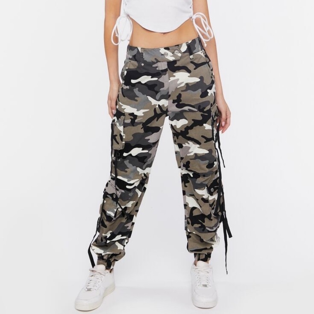 Forever 21 Women’s Camo Cargo Joggers